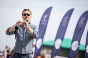 Muzyk gra na klarnecie na świeżym powietrzu.