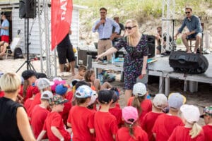 Prezentacja na plaży dla dzieci w czerwonych koszulkach