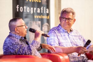 Dwóch mężczyzn rozmawia podczas konferencji