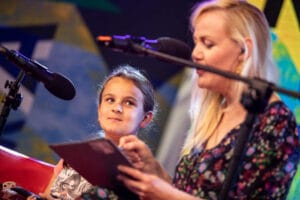 Kobieta i dziewczynka na scenie z mikrofonem