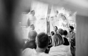 Dyskusja panelowa, moderator i dwóch panelistów