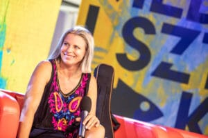 Kobieta z mikrofonem na kolorowym tle