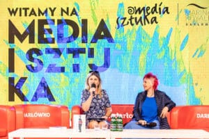 Konferencja Media i Sztuka, Darłówko, osoby rozmawiają.