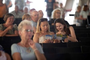 Publiczność ogląda program teatralny na widowni.