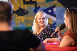 Rozmowa dwóch kobiet na scenie z mikrofonem.