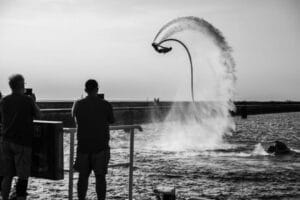 Pokaz flyboardingu na wodzie, ludzie nagrywają