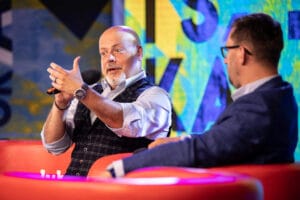 Dwóch mężczyzn rozmawia podczas wydarzenia.