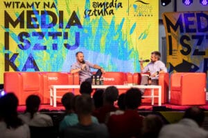 Rozmowa dwóch mężczyzn na scenie festiwalu Media i Sztuka.