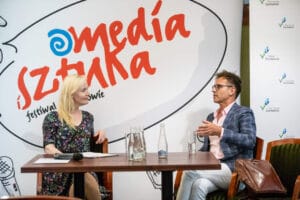 Dwie osoby rozmawiają na festiwalu "Media i Sztuka".
