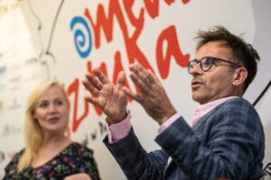 Dyskusja na konferencji artystycznej w Polsce.