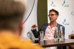 Mężczyzna dyskutuje na konferencji Pomorze Zachodnie.
