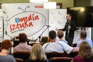 Muzyk gra na klarnecie podczas festiwalu Media Sztuka.