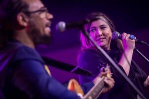 Duet muzyczny na scenie z gitarą i mikrofonem