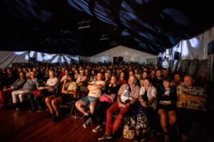 Publiczność na wydarzeniu w dużym namiocie