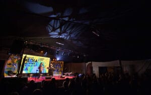 Występ na scenie festiwalu, publiczność w namiocie.