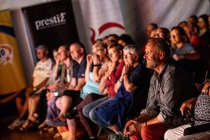 Ludzie siedzący na widowni podczas wydarzenia kulturalnego.