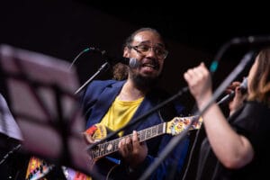 Muzyk grający na gitarze podczas koncertu