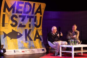 Dyskusja dwóch mężczyzn na konferencji Media i Sztuka.