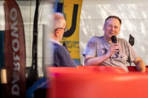 Mężczyzna podczas wywiadu na wydarzeniu na żywo.