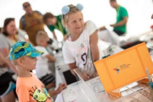 Dzieci bawią się w centrum nowoczesności