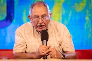 Mężczyzna z mikrofonem podczas wydarzenia