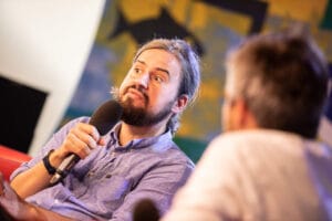 Mężczyzna z mikrofonem podczas rozmowy.