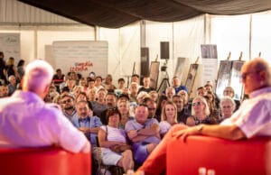 Ludzie na spotkaniu, widok z tyłu prelegentów.