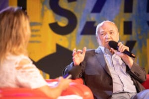 Dwie osoby rozmawiają na scenie z mikrofonami.