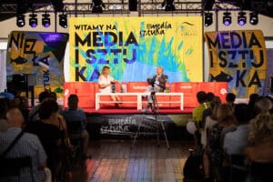 Konferencja Media i Sztuka na scenie z uczestnikami.