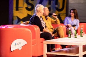 Osoby siedzące na scenie podczas dyskusji