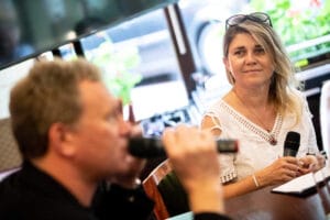 Dyskusja panelowa z ludźmi trzymającymi mikrofony.