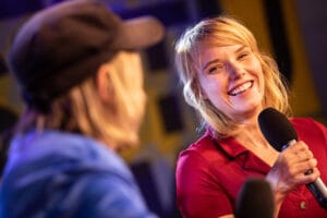 Rozmowa dwóch osób z mikrofonami na scenie.