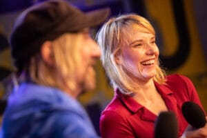 Para śmieje się podczas rozmowy na scenie.