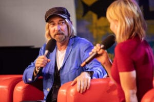 Rozmowa na scenie, dwoje ludzi z mikrofonami.