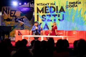 Rozmowa na konferencji Media i Sztuka, scena, wywiad.