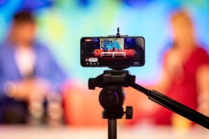 Telefon nagrywający wywiad na statywie