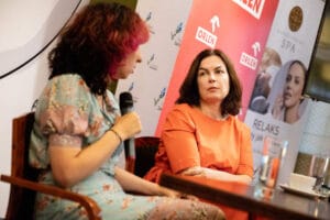 Dwie kobiety omawiające temat na konferencji